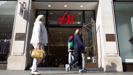 Слабите продажби на H&M през март засенчиха по-високата от очакваното печалба