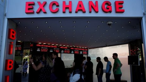 Кой носи вината за срива на турската лира?