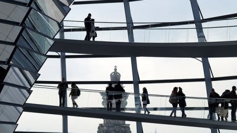 Безработицата е спаднала до 5,5% в средата на годината