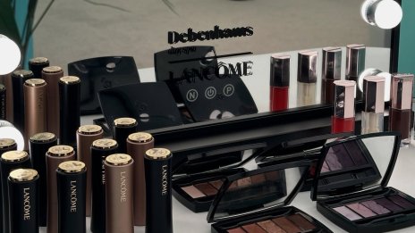 Модната верига Debenhams повиши прогнозата си за печалба за 2027 г.