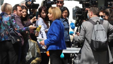 Мая Манолова: Не е логично големите да се крият зад малките 