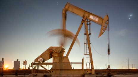 Петролът се насочва към първо седмично поевтиняване от банковата криза насам 