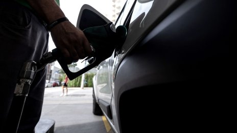 Петролът поевтинява за трета сесия заради oчакванията, че Фед ще задържи лихвите по-високи*