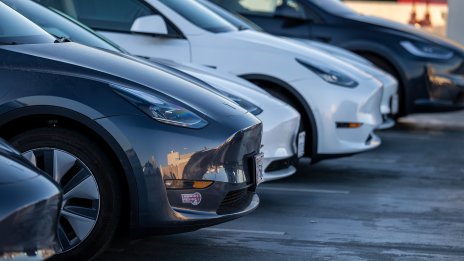 Продажбите на автомобили в България спадат с 15% на годишна база