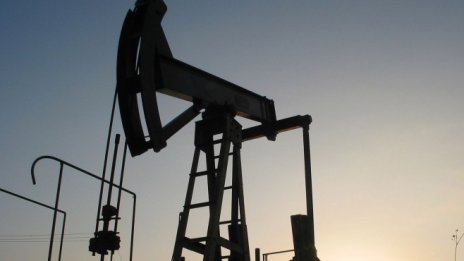 Петролът се насочва към пореден седмичен спад на цената*