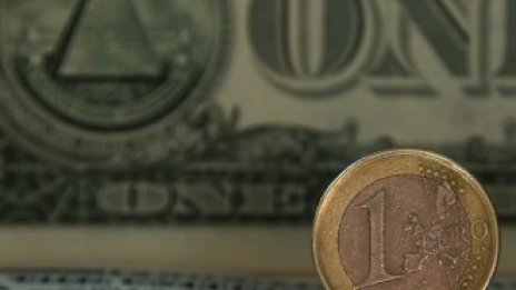 Може ли Фед да спре &bdquo;бичия&ldquo; пазар на долара?