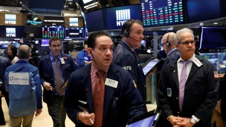 Dow записа спад от 97 пункта на фона на притесненията за правителството на САЩ