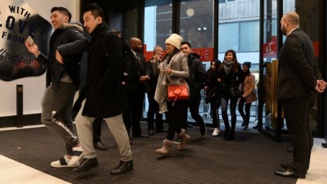 Продажбите на дребно във Великобритания се свиват с 1,5% през декември