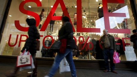 Продажбите на дребно във Великобритания се свиват най-бързо от септември 2014 г.