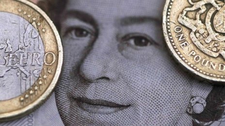 Паундът поевтиня спрямо еврото след данните за строителството на Острова