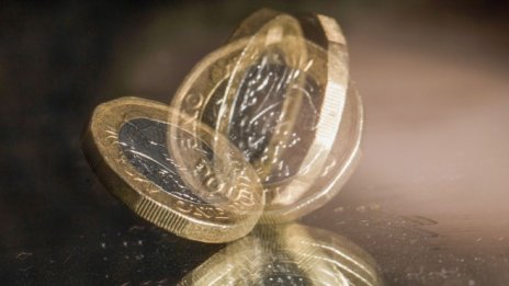 Паундът и еврото удариха двумесечно дъно