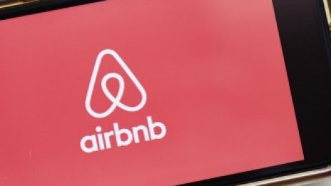 Служителите на Airbnb вече могат да продават акциите си