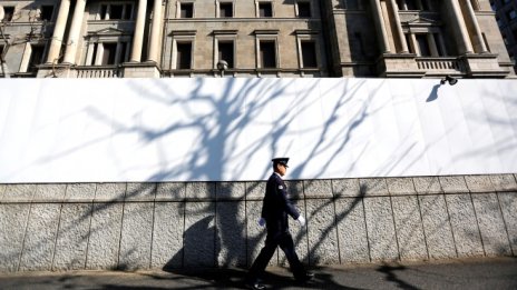 Японската централна банка държи на ултрахлабавата си политика