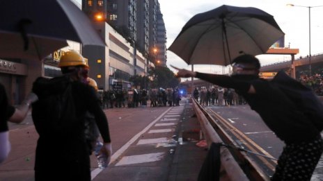 Най-засегнати от протестите в Хонконг - транспортните оператори 