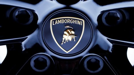 Lamborghini ще представи първата си хибридна суперкола