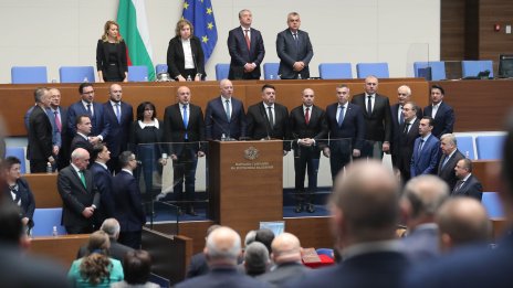Новият кабинет започва работа с известен обществен толеранс