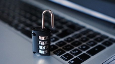 Защо съдът призна, че могат да се водят дела срещу НАП, но после ги спира?