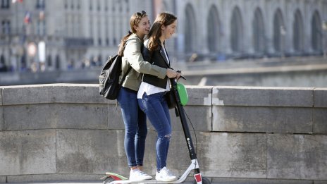 Париж решава съдбата на електрическите скутери на референдум
