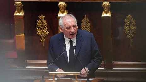 Френският парламент гласува недоверие на премиера и задълбочи политическата криза