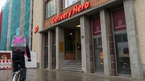 Delivery Hero повишава прогнозата за продажбите след силно тримесечие