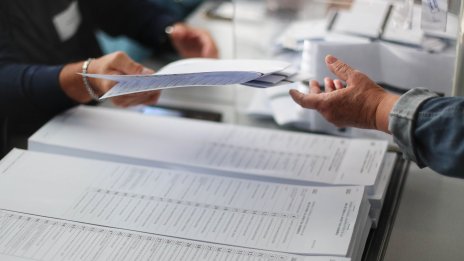 Над 10 хил. избирателни секции излъчват на живо броенето на бюлетините
