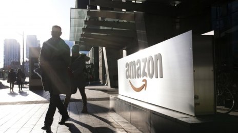 Служителите на Amazon няма да се върнат в офисите преди януари