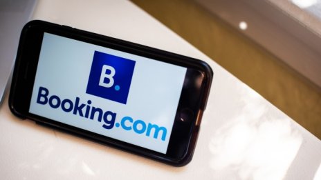 Възраждането на туризма утрои приходите на Booking.com