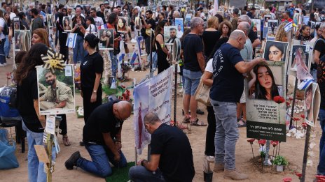 След година война в Израел: Обществото е разделено, армията е уморена