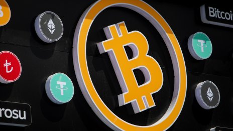 Цената на биткойна си връща силата с тласък над 90 хил. долара