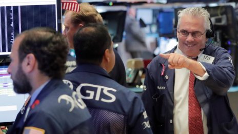 Dow расте с над 300 пункта в очакване на решение на търговския спор*
