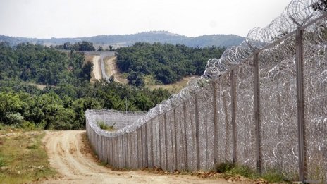 България няма да намали военните по границите