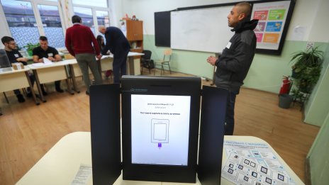 Машинното гласуване е преустановено в 20 секции