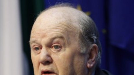 Засилва са натискът върху Испания да реши за спасителната помощ