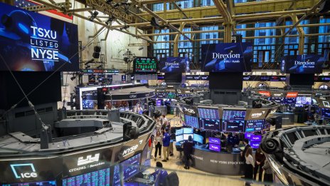 S&P 500 отстъпи от рекордното ниво, повлечен от акциите на JPMorgan