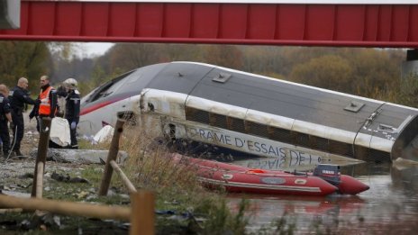 Най-малко 5 жертви при дерайлиране на влак във Франция