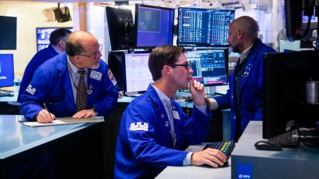 Dow Jones отписа близо 350 пункта преди данните за работните места през септември