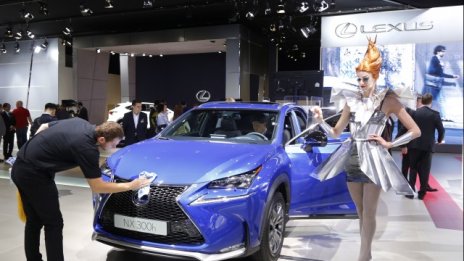 Мрачно настроение цари на парижкия автосалон