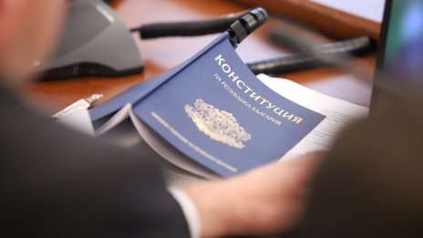 Промените в Конституцията: Хора с двойно гражданство ще могат да стават депутати