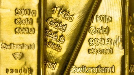 Поевтиняването на долара и статутът на убежище тласнаха цената на златото над 3200 долара