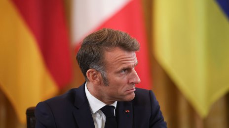 Раздробен парламент и протести поставят Макрон на ръба