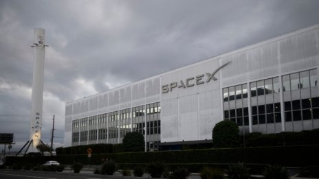 SpaceX спечели поръчката на НАСА за кораба до Луната