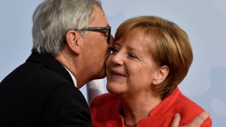 Меркел подкрепи Юнкер в спора с Унгария