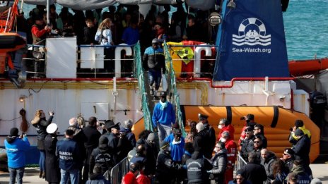 Мигрантите, които не бяха допуснати в Италия, искат обезщетение от Рим