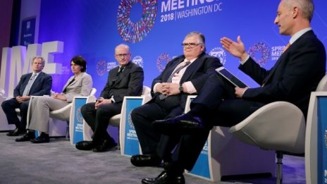 МВФ: Търговските спорове и дългът застрашават растежа на световната икономика