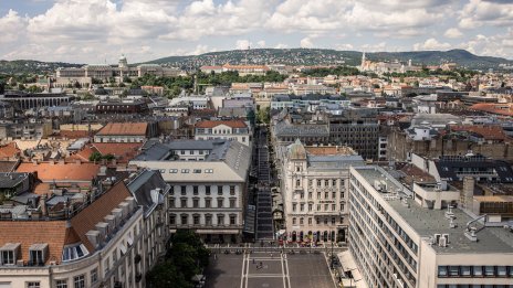 Младите хора в Будапеща се присъединяват към поколението на наемателите