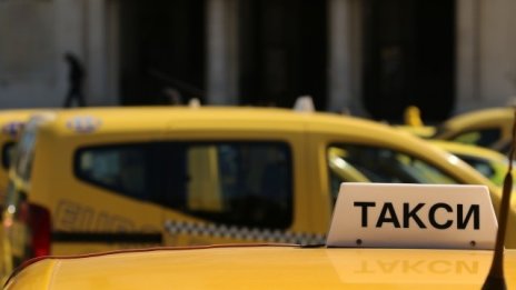 КЗК за трети път ще атакува опита за ценова регулация на таксиметровия превоз