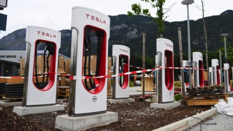 Tesla ще пригоди своята зарядна мрежа за електромобили на други компании