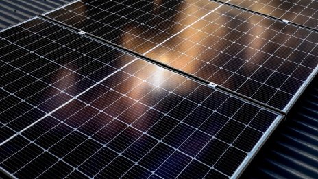 В слънчев ден соларните панели у нас компенсират затворения ядрен блок