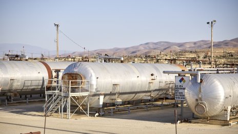 Петролът продължава да поевтинява, докато запасите от суровината в САЩ растат*