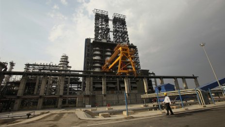 Петролът поскъпва с 1 долар, след като Рияд реши да намали добива си от юли*